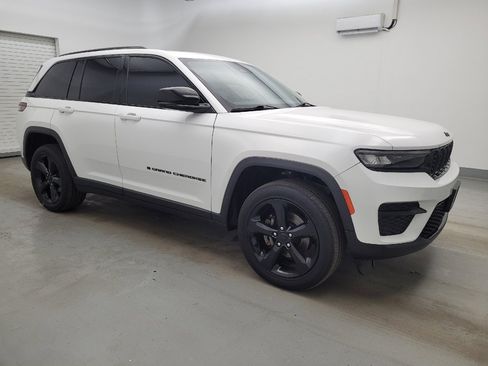 Used 2023 Jeep Grand Cherokee Altitude AWD/4WD image 11