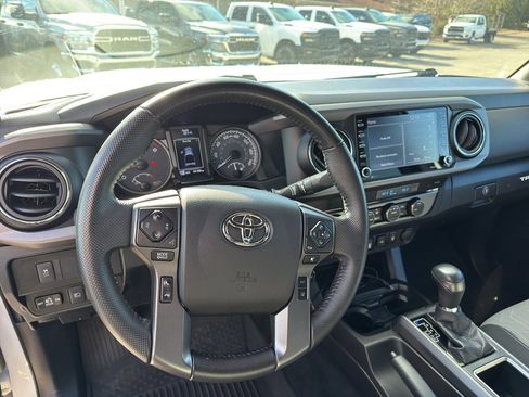 Used 2022 Toyota Tacoma TRD Off-Road image 9