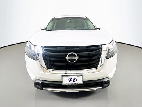 Used 2025 Nissan Pathfinder Platinum FWD image 2