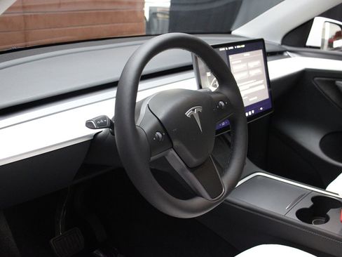 Used 2023 Tesla Model Y Long Range image 30