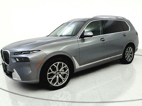 Used 2025 BMW X7 xDrive40i AWD/4WD image 3