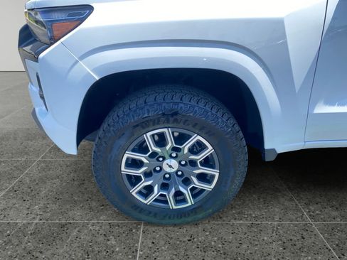 Used 2023 Chevrolet Colorado Z71 w/ Advanced Trailering Package AWD/4WD image 14