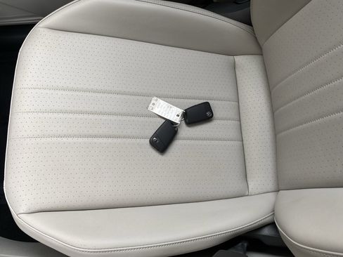 Certified 2022 Volkswagen Tiguan SE FWD image 9