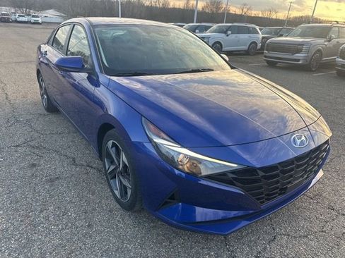 Used 2023 Hyundai Elantra SEL w/ Convenience Package image 2