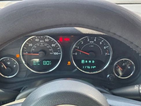 Used 2015 Jeep Wrangler Unlimited Rubicon w/ Connectivity Group AWD/4WD image 13