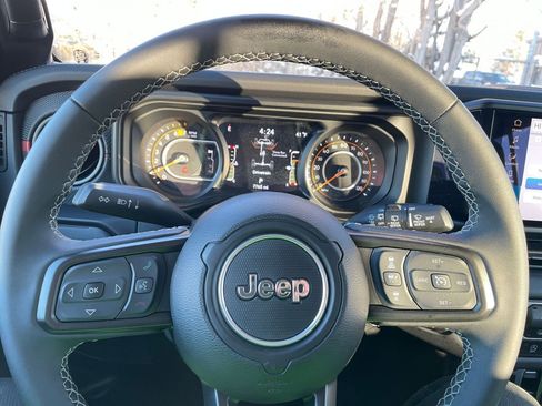 Used 2025 Jeep Wrangler Unlimited Rubicon image 28