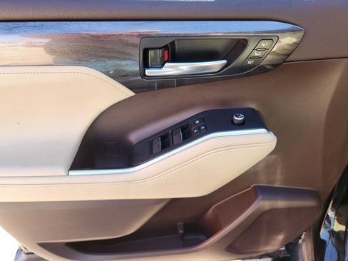 Used 2021 Toyota Highlander Limited image 15