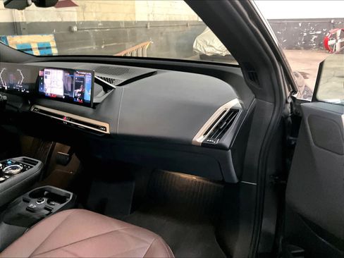 Used 2023 BMW iX xDrive50 image 17