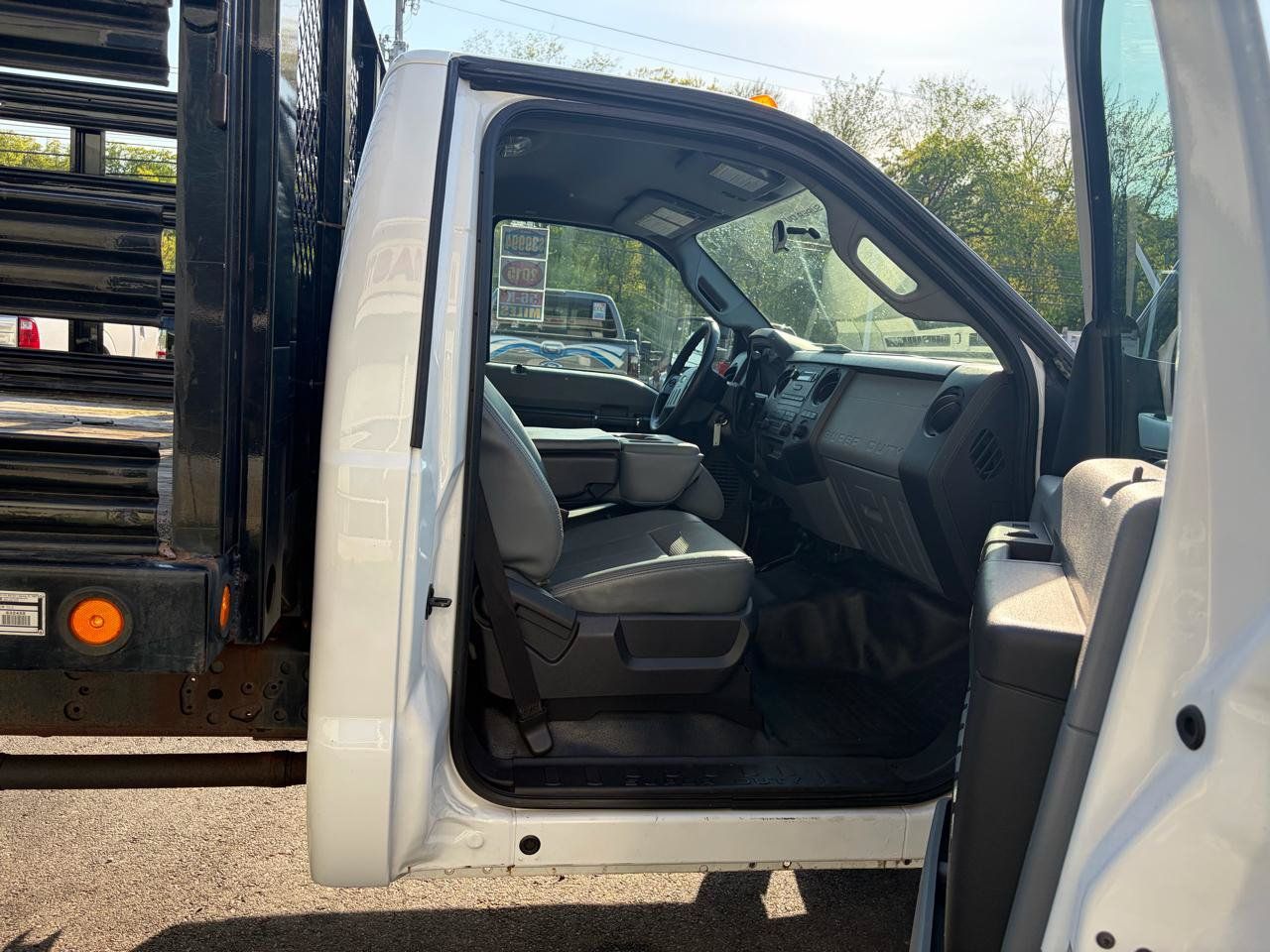 Used 2015 Ford F550 4x4 Regular Cab Super Duty image 32