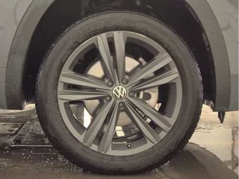 Used 2021 Volkswagen Atlas Cross Sport SE w/ Panoramic Sunroof Package FWD image 17