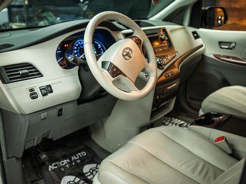 Used 2012 Toyota Sienna XLE image 9