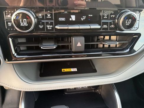 Certified 2025 Toyota Highlander Limited FWD image 22