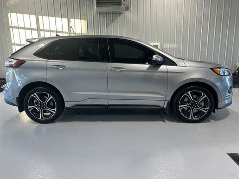 Used 2022 Ford Edge ST image 2