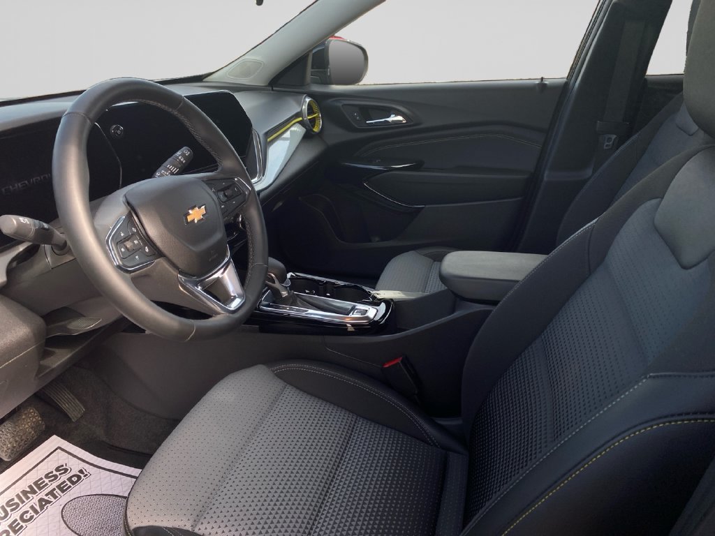 Used 2024 Chevrolet Trax LT w/ Sunroof Package FWD image 20