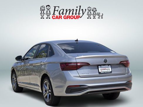 Used 2024 Volkswagen Jetta SE w/ Panoramic Sunroof Package FWD image 3