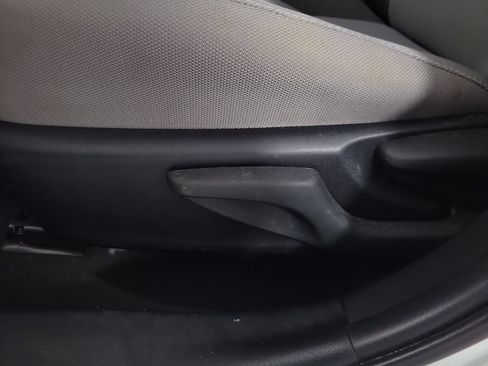 Used 2017 Toyota Corolla LE FWD image 17