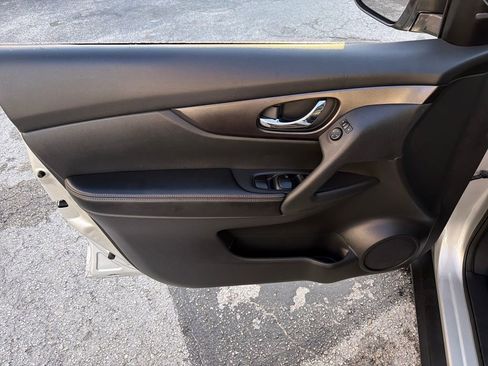 Used 2016 Nissan Rogue SV w/ SV Premium Package image 18