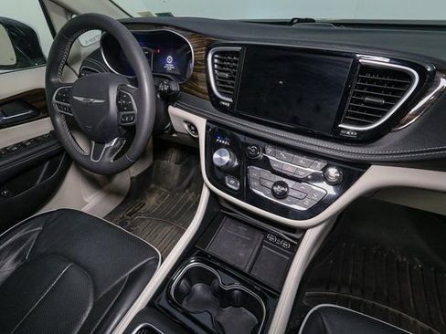 Used 2023 Chrysler Pacifica Limited image 19