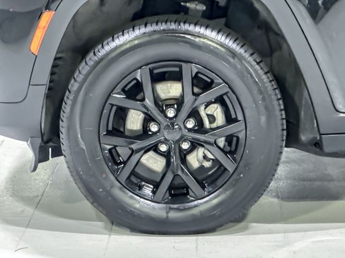 Used 2025 Jeep Grand Cherokee Altitude AWD/4WD image 12