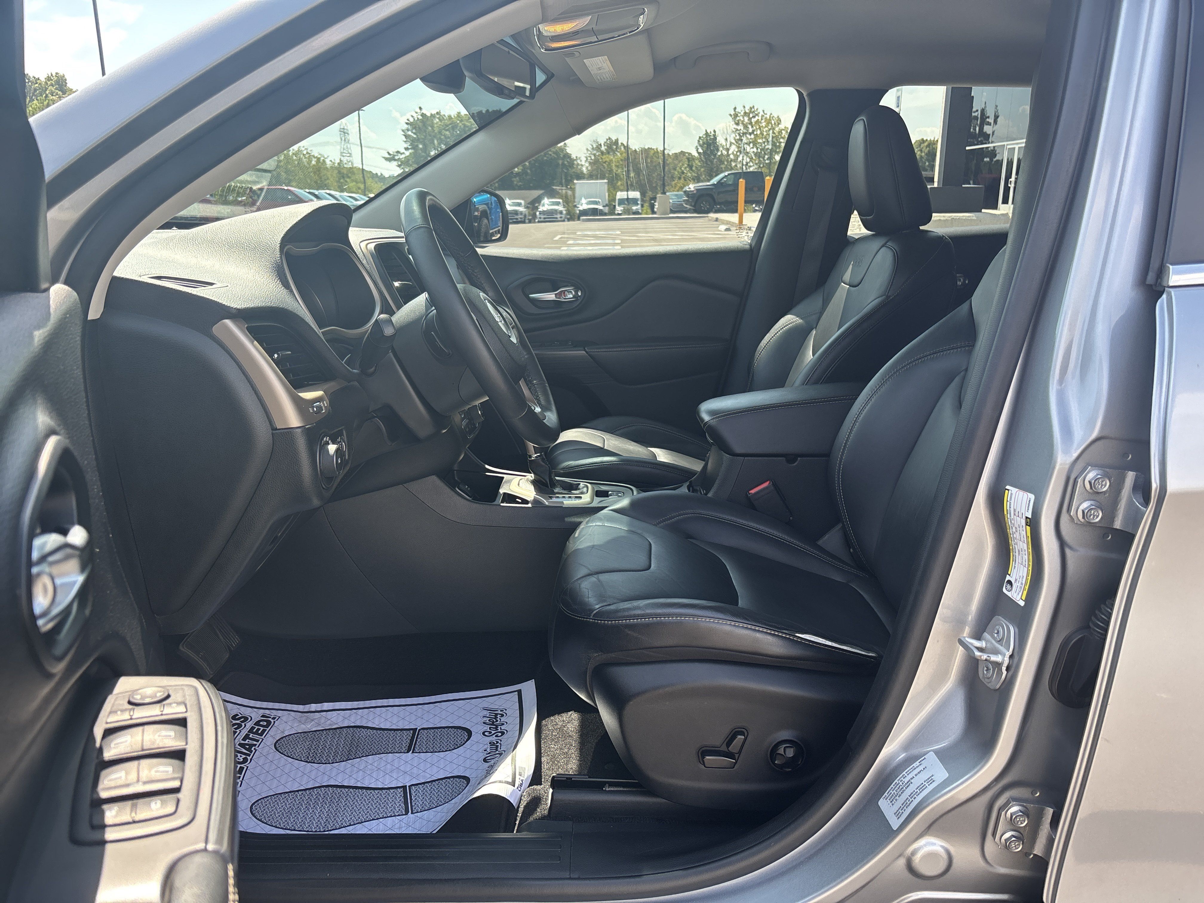 Used 2015 Jeep Cherokee Limited FWD image 12