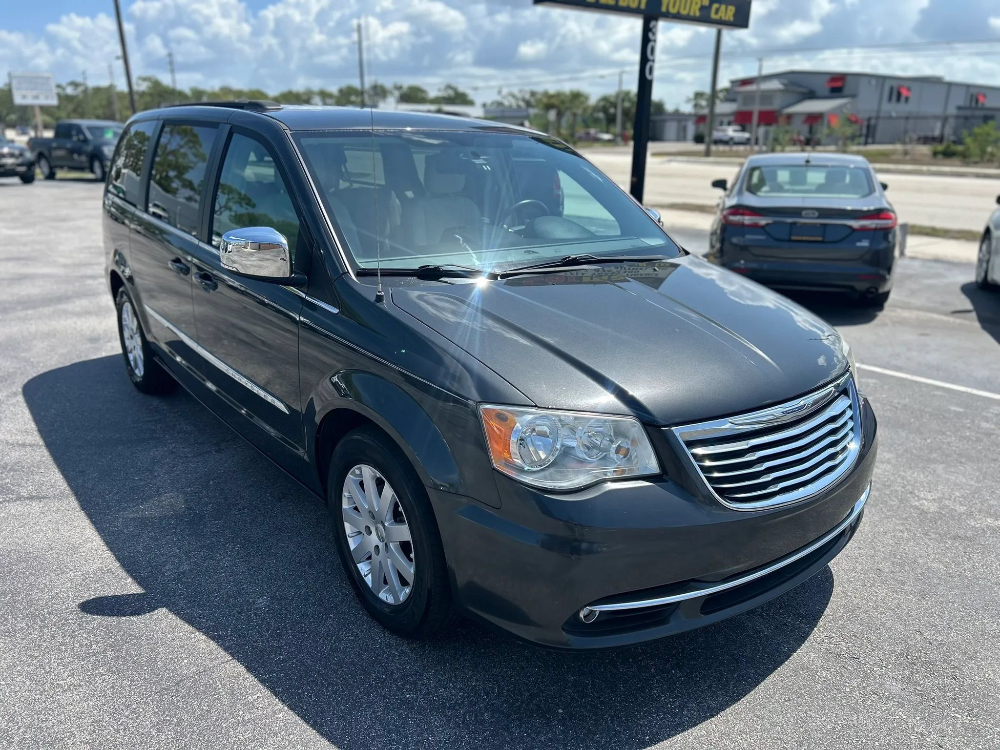 Used 2011 Chrysler Town & Country Touring-L FWD image 4