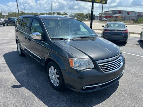 Used 2011 Chrysler Town & Country Touring-L FWD image 4