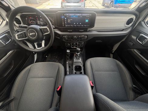 Used 2025 Jeep Wrangler Unlimited Sahara AWD/4WD image 33