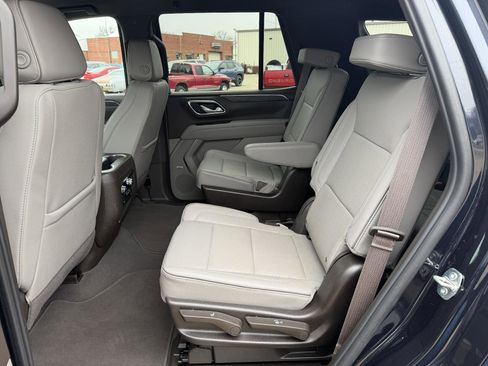 Used 2024 GMC Yukon SLT w/ SLT Luxury Package image 10