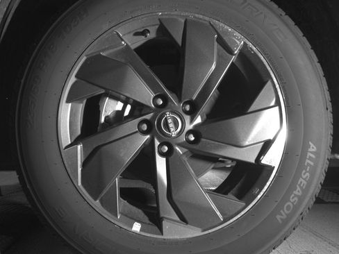 Used 2025 Nissan Rogue SV image 12