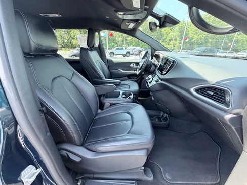 Used 2025 Chrysler Pacifica Select FWD image 25