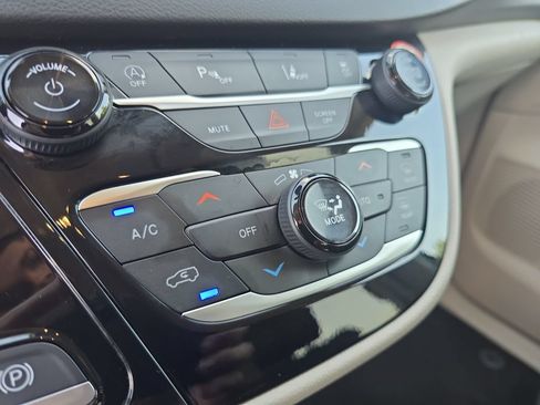 Used 2024 Chrysler Pacifica Touring-L FWD image 20