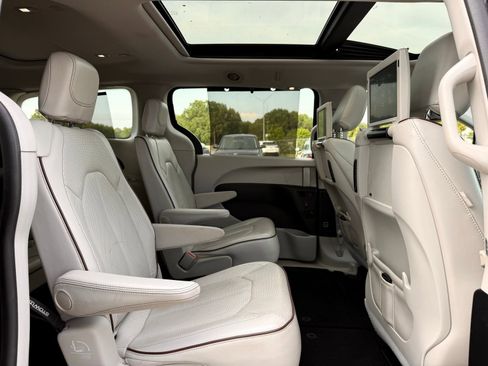 Used 2017 Chrysler Pacifica Limited FWD image 23