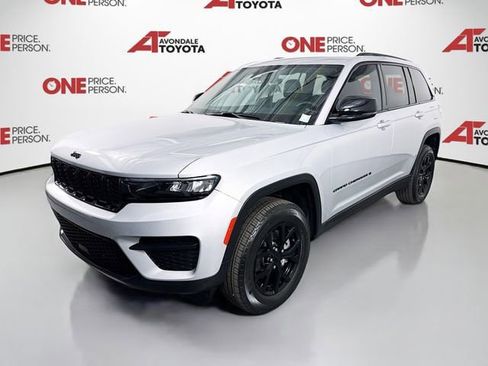 Used 2025 Jeep Grand Cherokee Altitude image 3