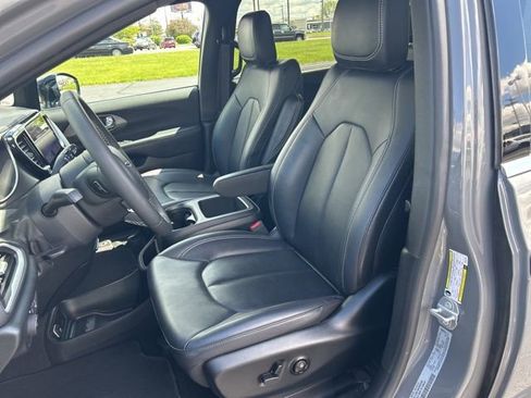 Used 2025 Chrysler Pacifica Select FWD image 34