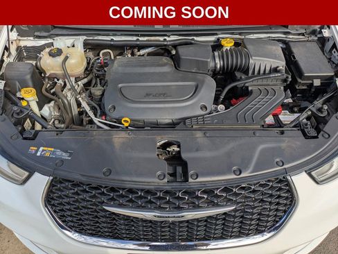 Used 2022 Chrysler Pacifica Touring-L image 8