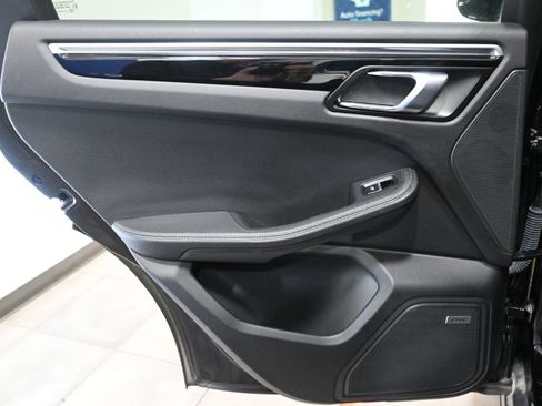 Used 2018 Porsche Macan S image 12