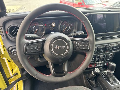 Used 2024 Jeep Wrangler Unlimited Rubicon w/ Technology Group image 19