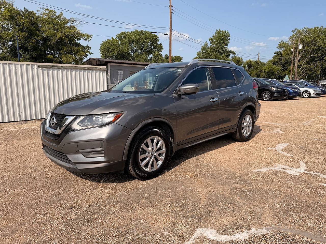 Used 2017 Nissan Rogue SV FWD image 2