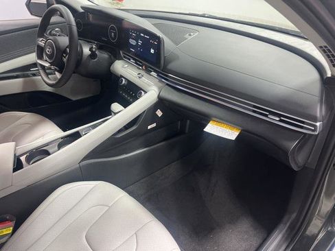 New 2025 Hyundai Elantra Limited image 24