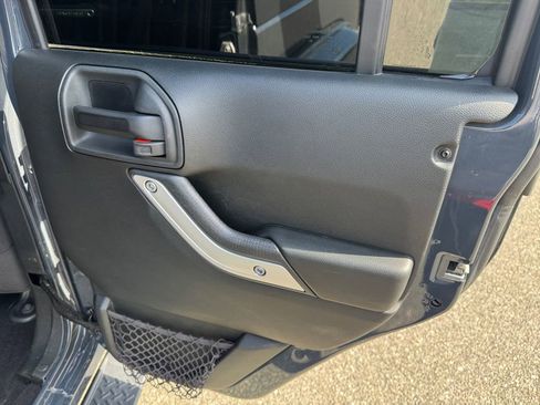 Used 2017 Jeep Wrangler Unlimited Sahara AWD/4WD image 19