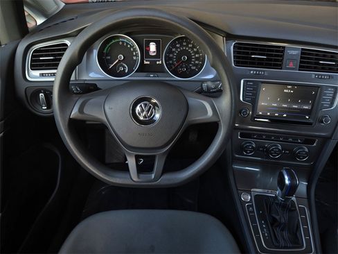 Used 2016 Volkswagen e-Golf SE w/ DC Fast Charging Package image 13