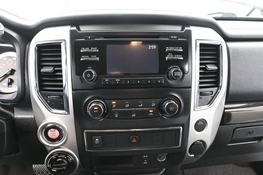 Used 2018 Nissan Titan SV AWD/4WD image 23