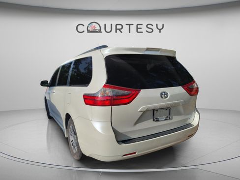 Used 2020 Toyota Sienna XLE FWD image 8