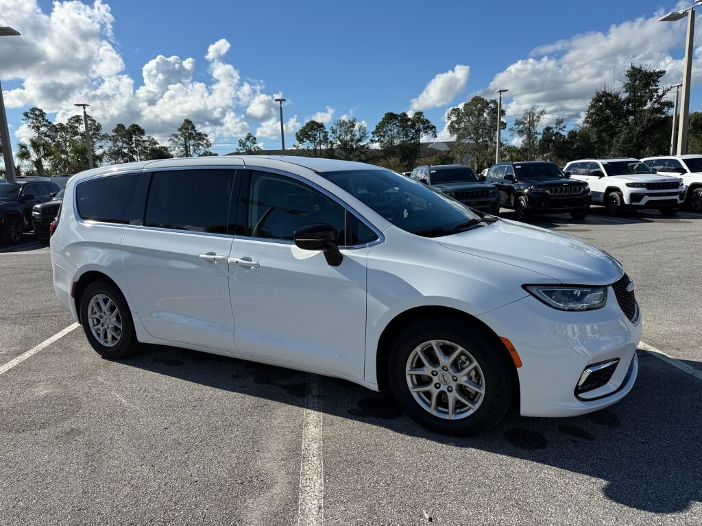 Used 2024 Chrysler Pacifica Touring-L FWD image 1
