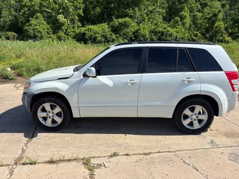 Used 2010 Suzuki Grand Vitara Limited RWD image 2