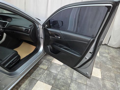 Used 2017 Honda Accord EX-L image 10