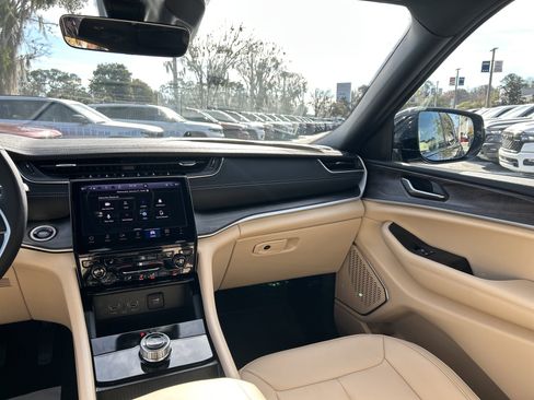 New 2025 Jeep Grand Cherokee Limited w/ Black Appearance Package image 41