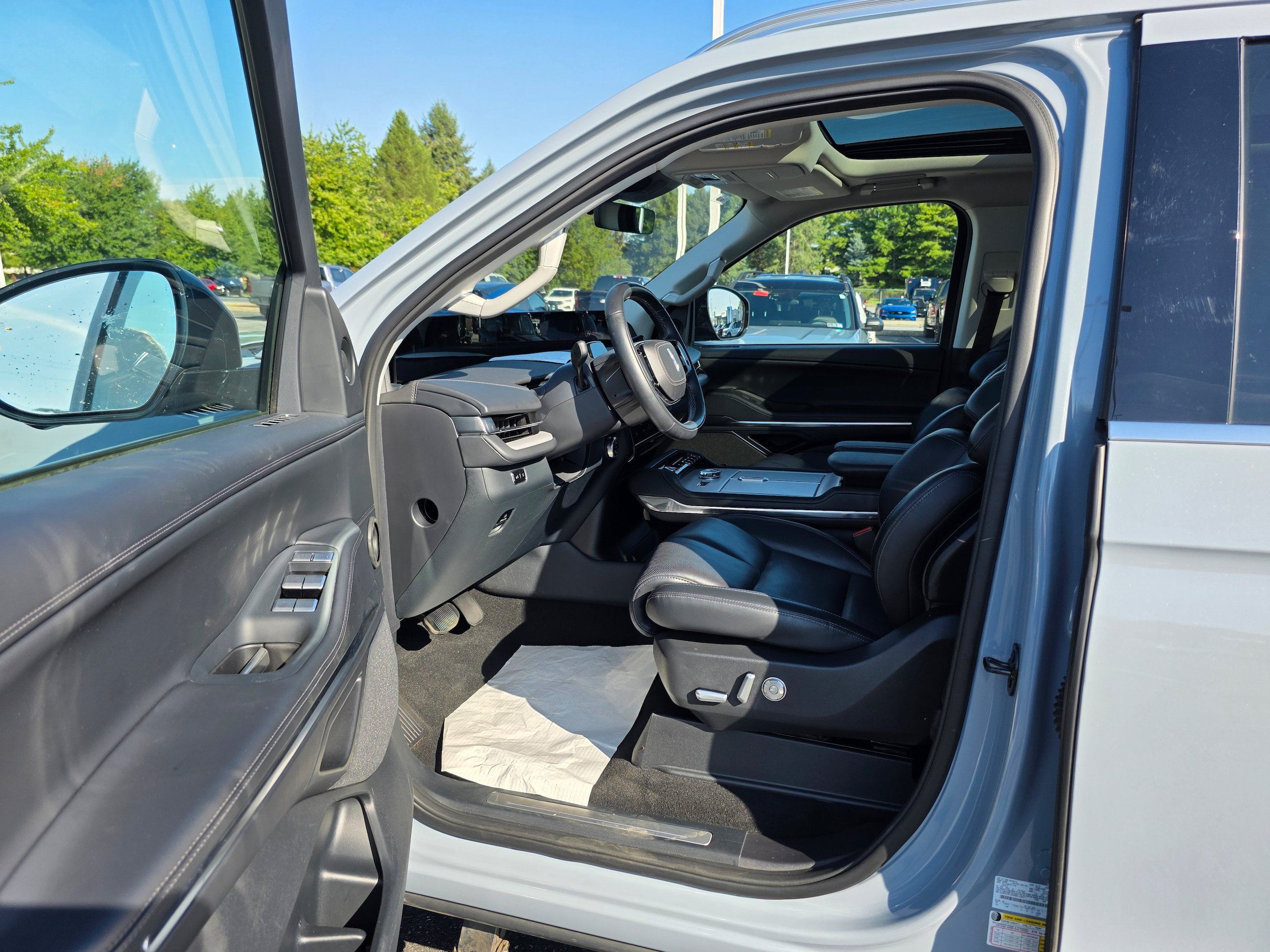 Used 2025 Lincoln Navigator L Reserve AWD/4WD image 19