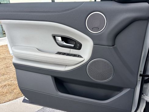 Used 2016 Land Rover Range Rover Evoque SE image 12