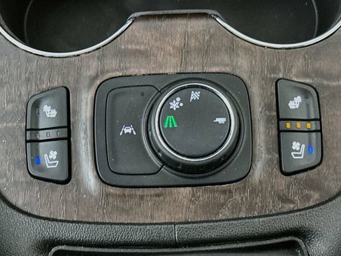 Used 2023 GMC Acadia Denali w/ Denali Ultimate Package FWD image 21